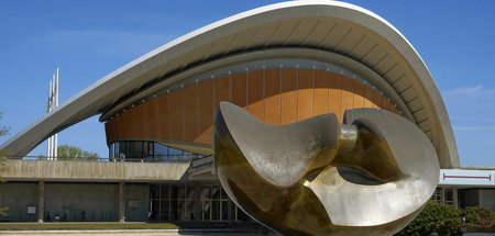Schmetterlingsskulptur von Henry Moore vor der schwangeren Auste... Schmetterlingsskulptur von Henry Moore vor der schwangeren Auste...