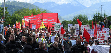 Kein ruhiges Hinterland: Protest unter roten Fahnen gegen das G7...
