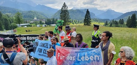 Genau fünfzig Aktivisten durften am Montag in einem Straßengrabe... Genau fünfzig Aktivisten durften am Montag in einem Straßengrabe...