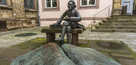 Statue von Georg Christoph Lichtenberg vor dem Eingang der Staat...