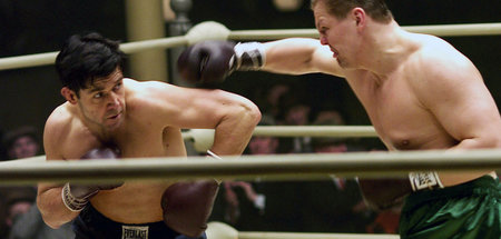 Jim Braddock (Russell Crowe, l.) steckt ein
