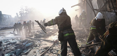 Feuerwehrleute nach dem Raketenangriff in Krementschuk am Montag Feuerwehrleute nach dem Raketenangriff in Krementschuk am Montag