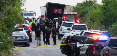 Einsatzkräfte am Fundort der Leichen in San Antonio (27.6.2022) Einsatzkräfte am Fundort der Leichen in San Antonio (27.6.2022)