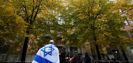Mann mit Kippa und Israel-Flagge vor der Neuen Synagoge in Berli...