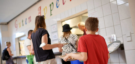 Essensausgabe an arme Familien mit Kindern beim Hilfswerk »Arche...