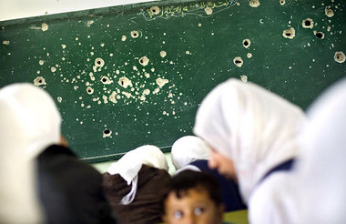 Schulunterricht im beschädigten Klassenzimmer in Bureji am Donne...