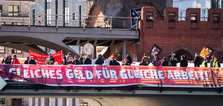 Kundgebung im Rahmen vn Tarifverhandlungen für die Angleichung d...