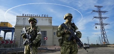 Russische Soldaten bewachen das Wasserkraftwerk Kachowka bei Now...