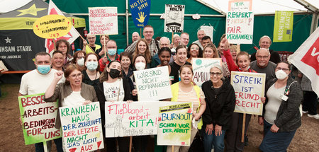 Kampfeslustig und geeint im Streikzelt (Düsseldorf, 27.6.2022). ...
