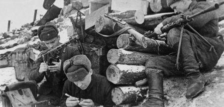 Rotarmisten in Stalingrad reinigen ihre Waffen und Uhren (Novemb...