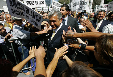 López Obrador mit Unterstützern in Mexiko-Stadt am Dienstag