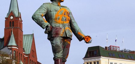Eine beschmierte Wissmann-Statue in Hamburg (2005)