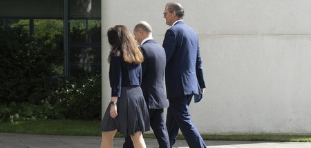DGB-Chefin Yasmin Fahimi, Kanzler Olaf Scholz und BDA-Präsident ...