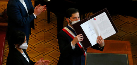 Gabriel Boric (r), Präsident von Chile, hält am Montag die endgü