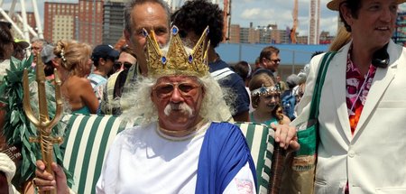 Arlo Guthrie wacht als Neptun über die alljährliche Meerjungfrau...