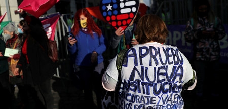 Eine Frau wirbt am Montag im Rahmen einer Kundgebung in Santiago...
