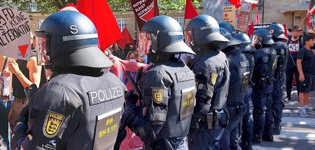 Knüppelgarde steht bereit: Einsatzkräfte am Sonnabend in Stuttga...