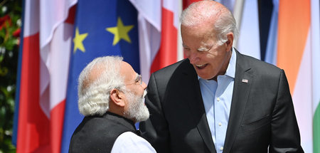 Indiens Premier Modi (l.) mit US-Präsident Biden am Rande des G7...