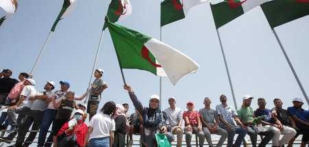Stolz und Freude: Zahlreiche Menschen feiern in Algier ihre Revo...