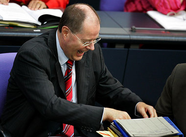 Steckt uns alle in die Tasche: Finanzminister Peer Steinbrück (S...
