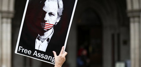 2021-10-27T0934TRMADP_3_BRITAIN-USA-ASSANGE.JPG