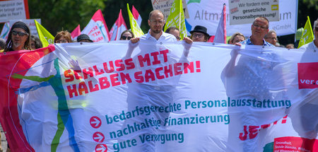 Klinikbeschäftigte protestieren gegen Gesundheitsministerkonfere...