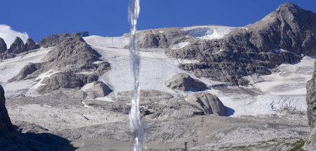 Szene nach Gletscherbruch samt Lawine in den Dolomiten (Canazei,...