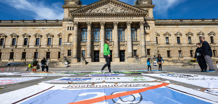 Aktivisten des BUND protestieren vor dem Bundesverwaltungsgerich...
