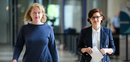 Ataman (r.) nach ihrer Wahl zur Unabhängigen Bundesbeauftragten