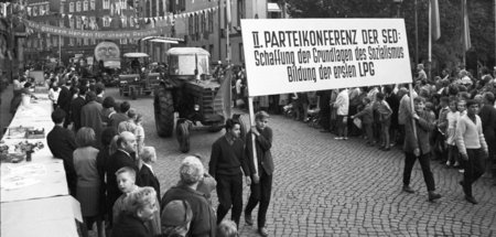 Erinnerung an die 2. Parteikonferenz bei einem Umzug im erzgebir...