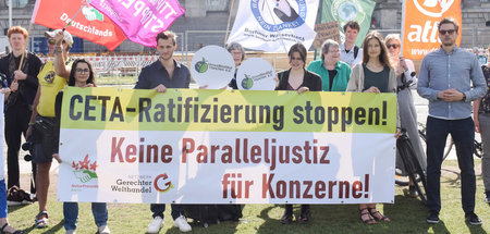 Aktivisten des »Netzwerks Gerechter Welthandel« protestierten am...