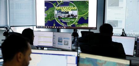 Kontrolle und Datenspeicherung: Kommandozentrale von Frontex im ...
