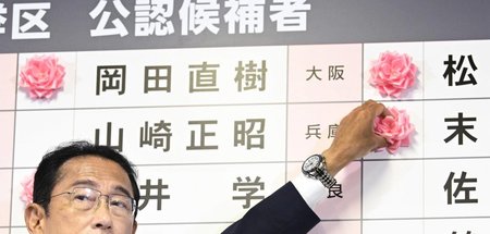 Eine Rosette für den Gewinner: Premier Kishida markiert siegreic...