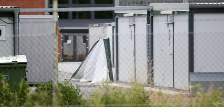 Die Sicherheit der in Containerlagern untergebrachten Menschen s...