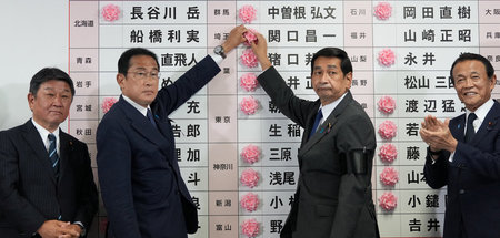 Japans Premier Kishida (2. v. l.) am Sonntag in der Parteizentra...