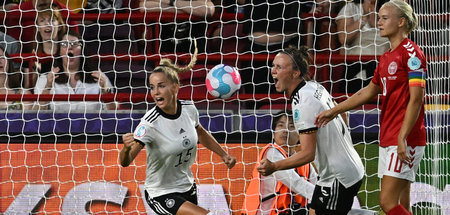 Giulia Gwinn und Marina Hegering feiern nach dem zweiten Tor von...