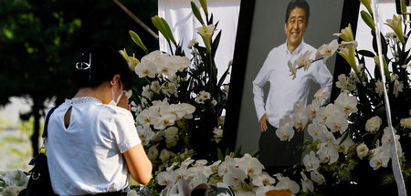 Öffentlich gezeigte Trauer nach dem Mord an Shinzo Abe im Zojoji...