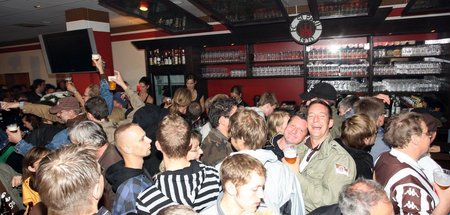 Zur Einweihung des neuen Clubheimes von St. Pauli wird reichlich...