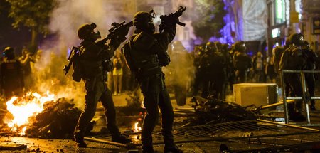 SEK-Beamte mit Maschinenpistolen am 7. Juli 2017 im Bereich des ...