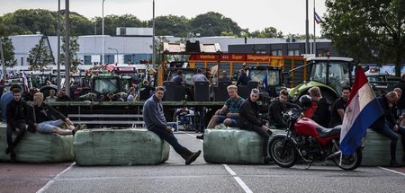 Landwirte blockieren das Verteilzentrum einer Supermarktkette in...