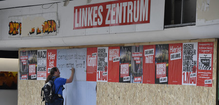 Der provisorische Fensterersatz dient auch als Unterschriftenlis...