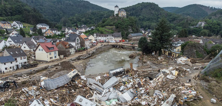 Unmittelbar nach dem Hochwasser stapelten sich die Trümmer meter...