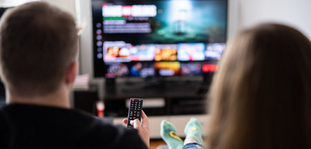 »Netflix and chill?« Paar vor dem Fernseher – aber wer hält die ...