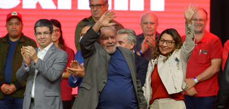 Der frühere Präsident Luiz Inacio Lula da Silva (M.) neben seine...