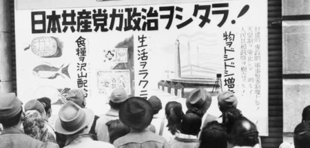 Großes Interesse: Wahlplakat der Kommunistischen Partei Japans i... Großes Interesse: Wahlplakat der Kommunistischen Partei Japans i...