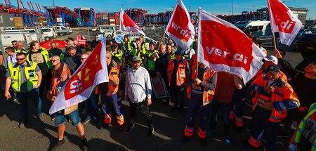 »Inflationsmonster stoppen!«: Hafenarbeiterinnen und -arbeiter a...