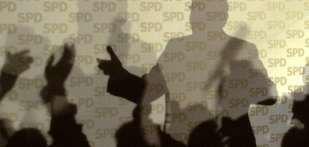 Die alten Zeiten: Schatten des damaligen Bundeskanzlers und jube... Die alten Zeiten: Schatten des damaligen Bundeskanzlers und jube...