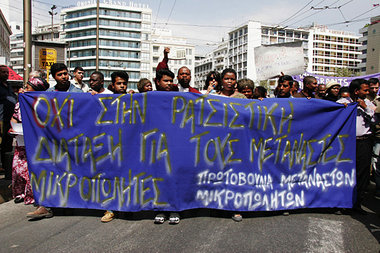 Sie dürfen nicht mehr handeln: Mehrfach sagten in Athen Immigran... Sie dürfen nicht mehr handeln: Mehrfach sagten in Athen Immigran...