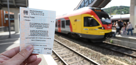 Fressen oder gefressen werden: Auf dem Bahnsteig geht es zu wie ... Fressen oder gefressen werden: Auf dem Bahnsteig geht es zu wie ...