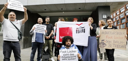 Lockeres Rechtsverständnis: Protestdelegation vor Eingang zur ar...